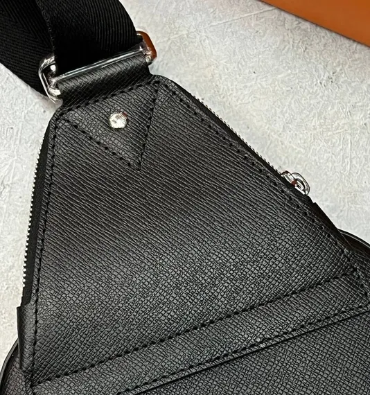 Сумка-слинг Louis Vuitton Avenue NM кожа Taiga Black