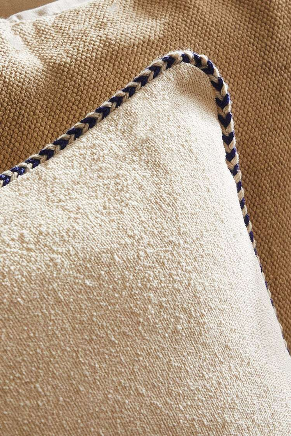 ZARA HOME ЧЕХОЛ НА ПОДУШКУ С КОНТРАСТНЫМИ ДЕТАЛЯМИ ПО КРАЯМ, ЭКРЮ