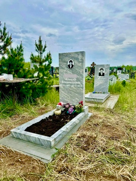 Памятник прямой мрамор на плите мощения