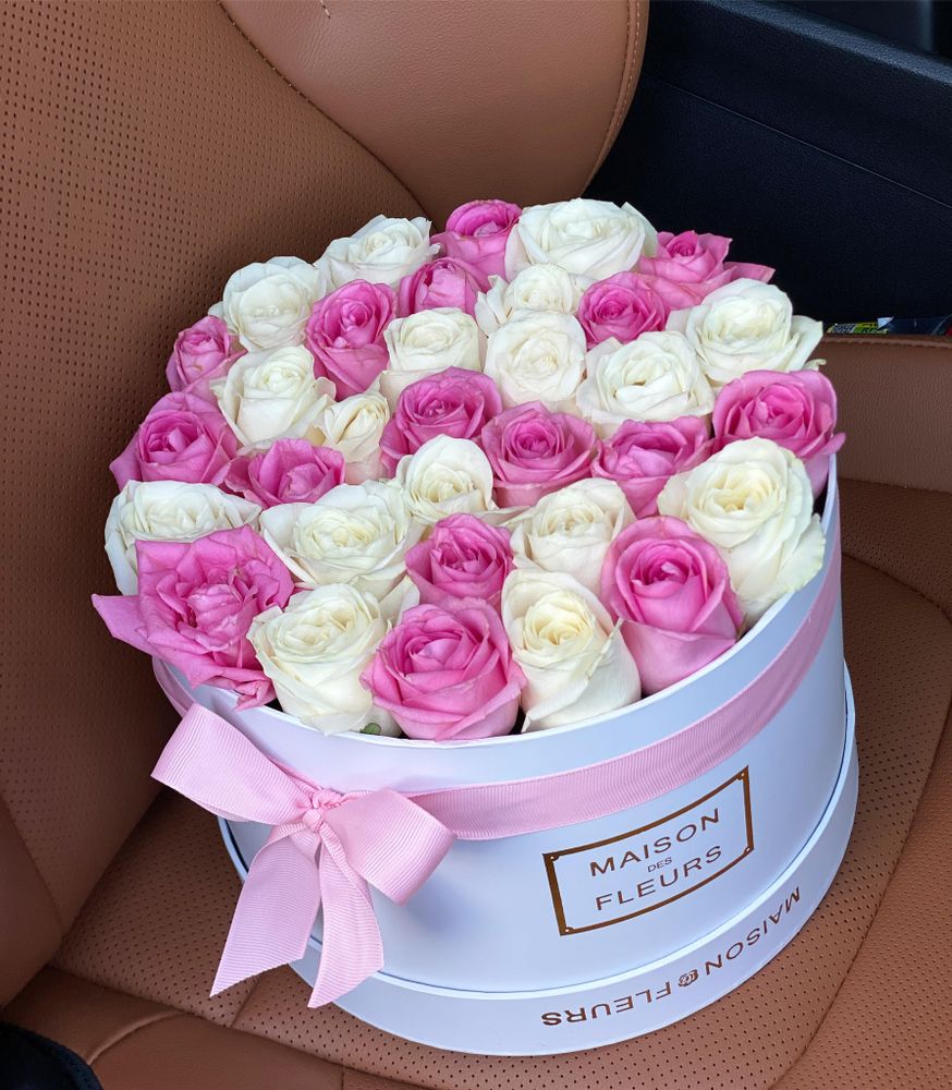 Нежно розовые и белые розы в белой подарочной коробке "Maison des fleurs"