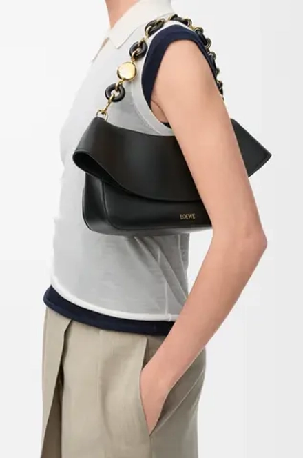 Loewe Средняя сумка Ola из гладкой телячьей кожи, черный