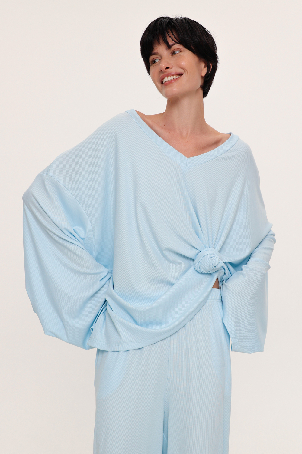 Лонгслив с V-вырезом из тонкого трикотажа
