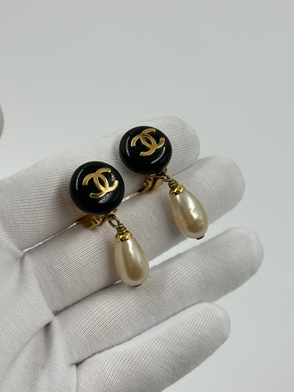 Клипсы с «жемчужными» подвесками Chanel