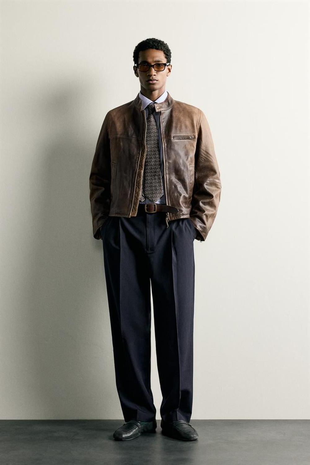 ZARA БРЮКИ RELAXED FIT СО СКЛАДКАМИ, МОРСКОЙ СИНИЙ