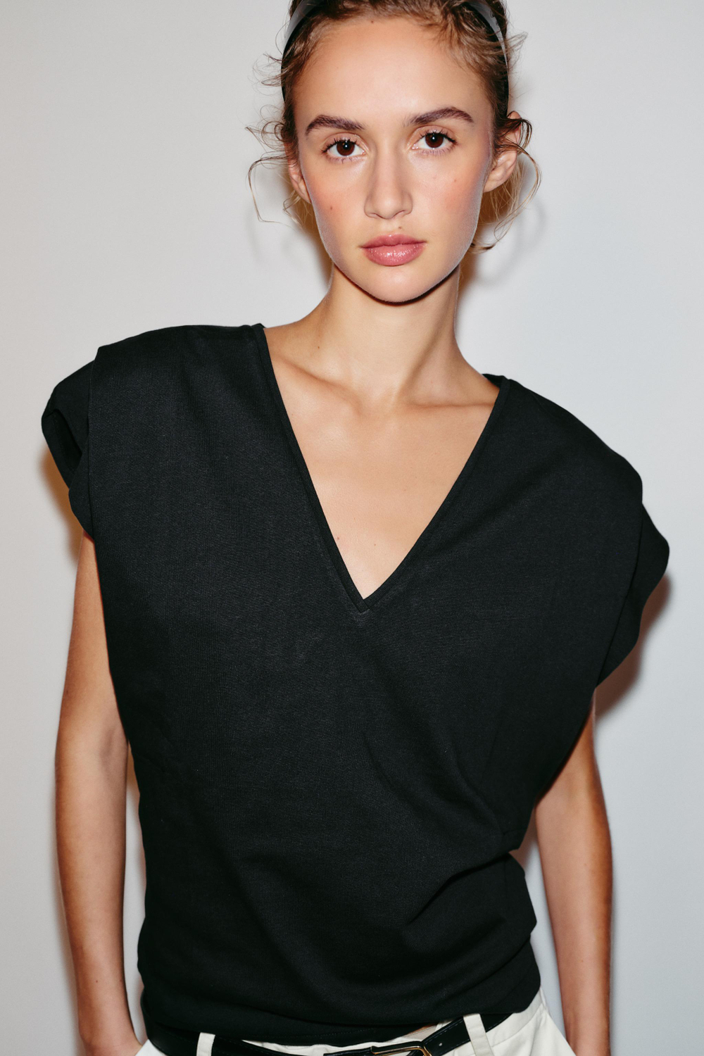 ХЛОПКОВАЯ ФУТБОЛКА С V-ОБРАЗНЫМ ВЫРЕЗОМ — ZARA