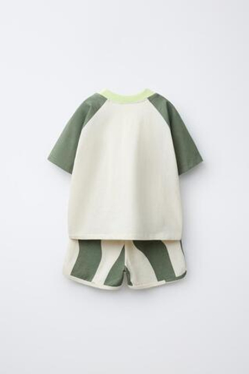ZARA КОМПЛЕКТ ИЗ ФУТБОЛКИ КОЛОРБЛОК И ШОРТОВ С ВОЛНАМИ, ЗЕЛЕНЫЙ