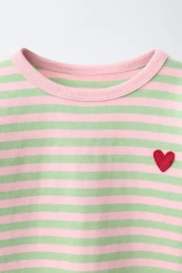 ZARA ЛОНГСЛИВ В ПОЛОСКУ С ВЫШИВКОЙ «СЕРДЦЕ», МЯГКИЙ ЗЕЛЕНЫЙ