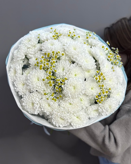 Букет из кустовых хризантем и ромашек
