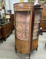 Угловая старинная витрина