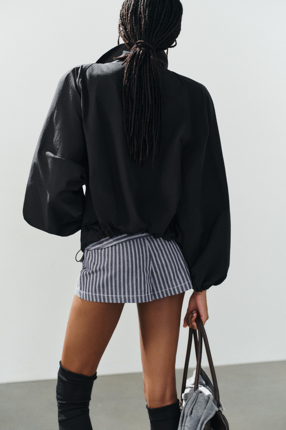 КУРТКА ИЗ ТЕХНИЧЕСКОЙ ТКАНИ С ПОДПЛЕЧНИКАМИ — ZARA
