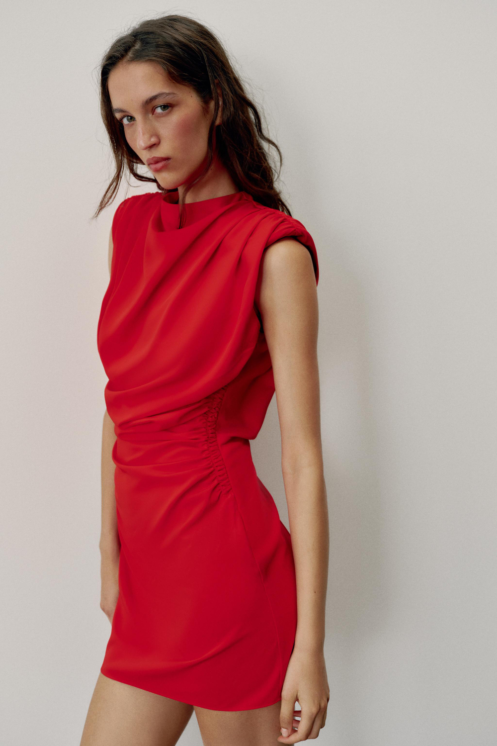 МИНИ-ПЛАТЬЕ СО СБОРКАМИ И ПОДПЛЕЧНИКАМИ — ZARA