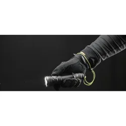 Тактический фонарь Armytek Predator Pro Max Extended Set - фонарь в руке в перчатке