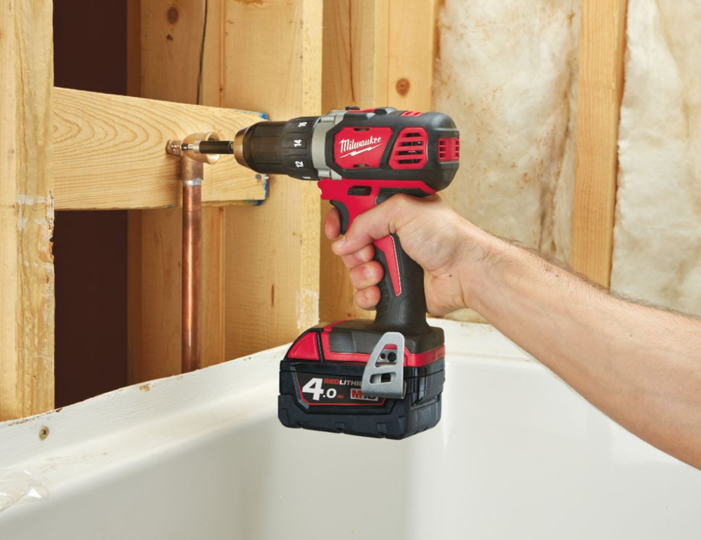 Аккумуляторная дрель-шуруповерт Milwaukee M18 BDD-202С Li-Ion2Ач 4933443555