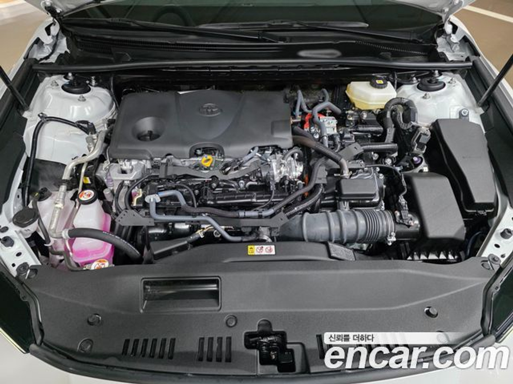 Toyota Camry 2.5 XLE Hybrid — 2025