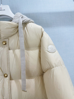 Женский пуховик Moncler с кулиской на талии — кремовый — фото 6