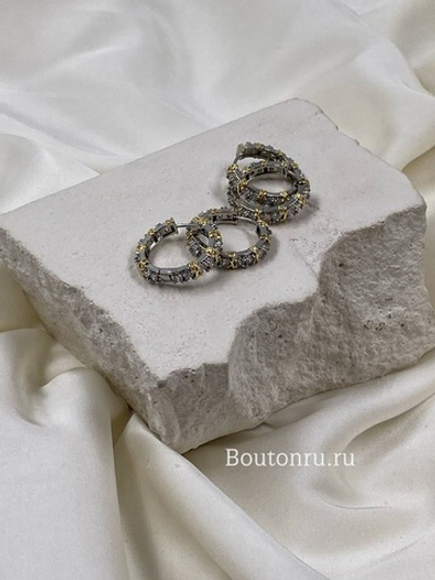 Серьги-кольца серебристые с золотыми декоративными элементами и камнями