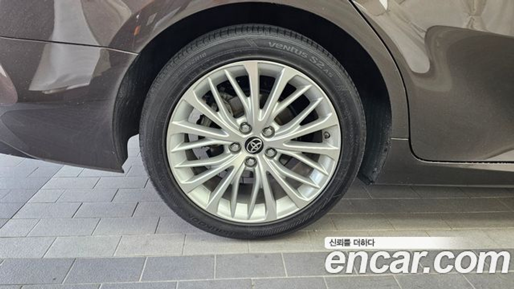 Toyota Camry 2.5 XLE Hybrid — 2018