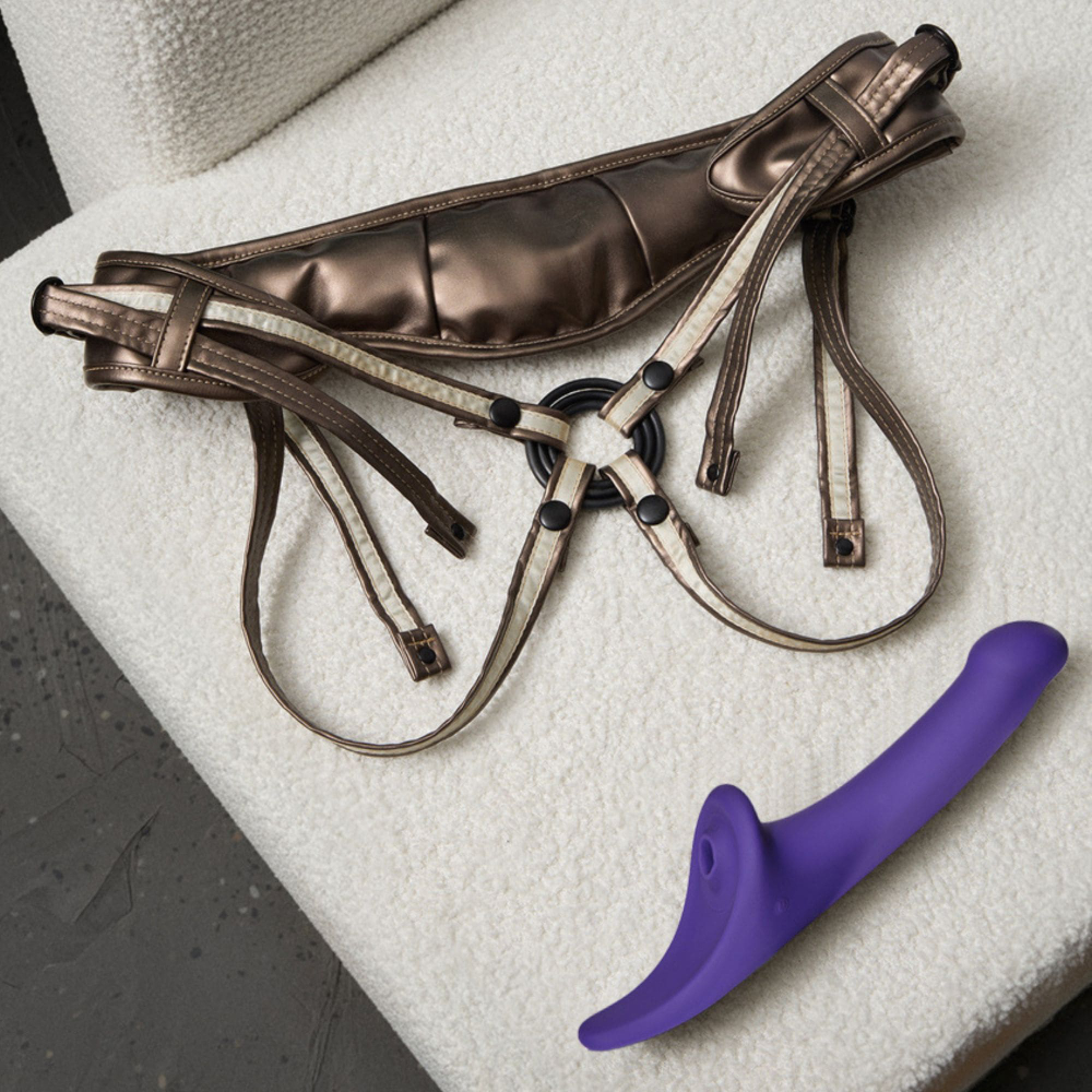 Фаллоимитатор Strap-on-me MULTI ORGASM DILDO c стимуляцией клитора и вибрацией М (фиолетовый)