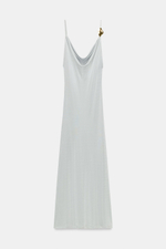 ДЛИННОЕ ПЛАЕТЬЕ С МЕТАЛЛИЧЕСКОЙ ДЕТАЛЬЮ — ZARA