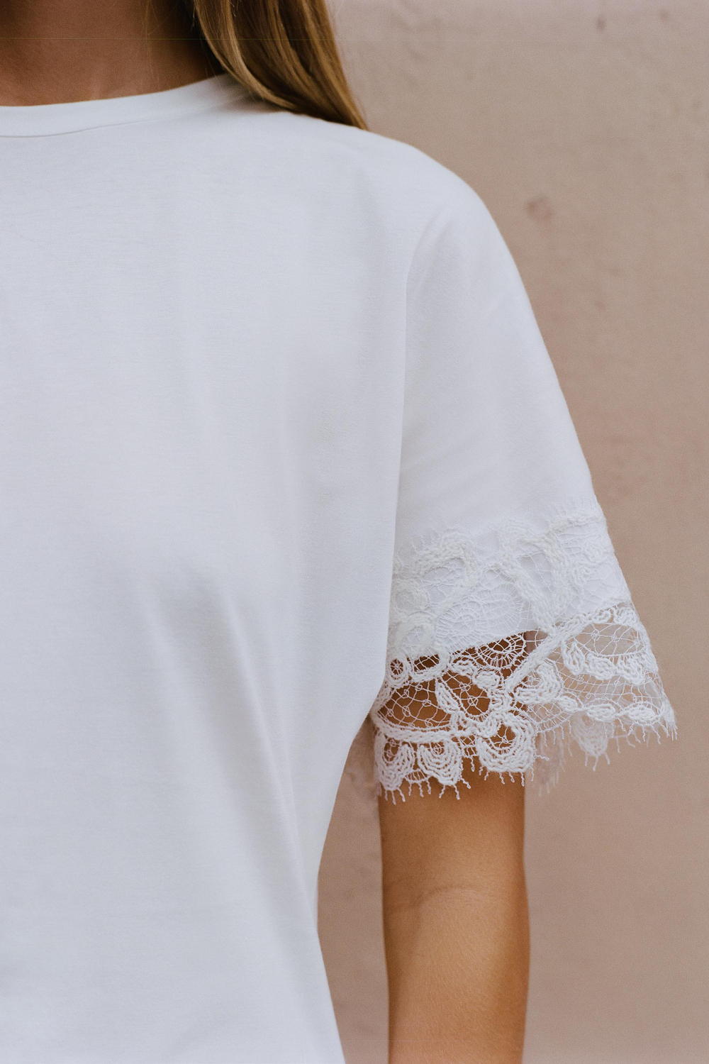 АСИММЕТРИЧНАЯ ФУТБОЛКА С КРУЖЕВОМ — ZARA