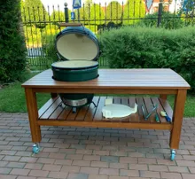 Керамический гриль Big Green Egg L Large (Большой), 46 см на столе из дуба