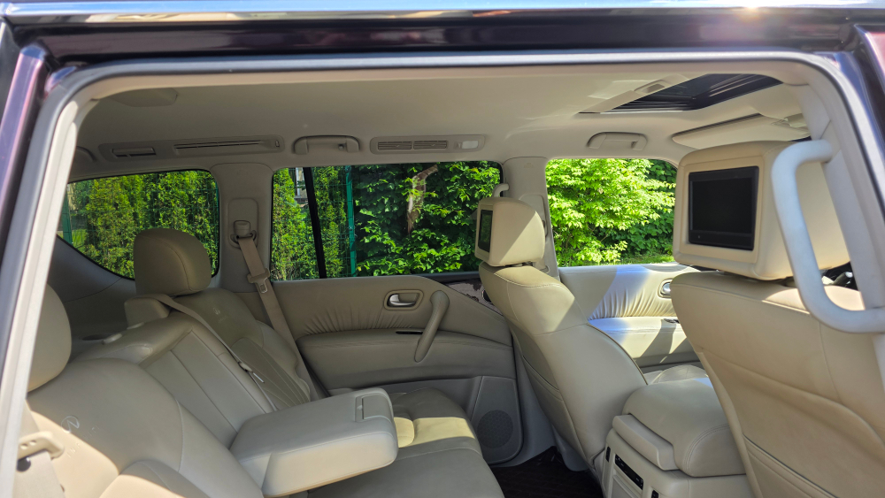 Автомобиль Infiniti QX56