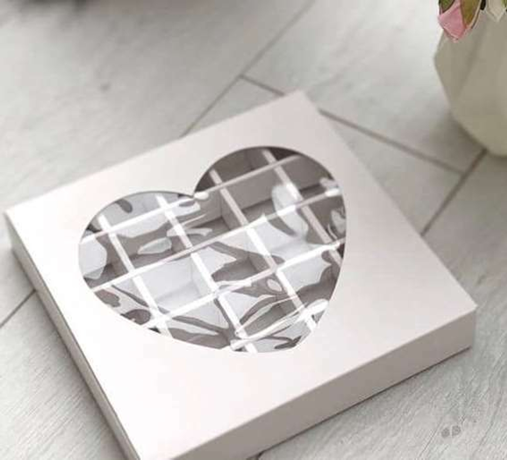 Коробка для 25 конфет "Сердце", белая, 22 х 22 х 3,5 см