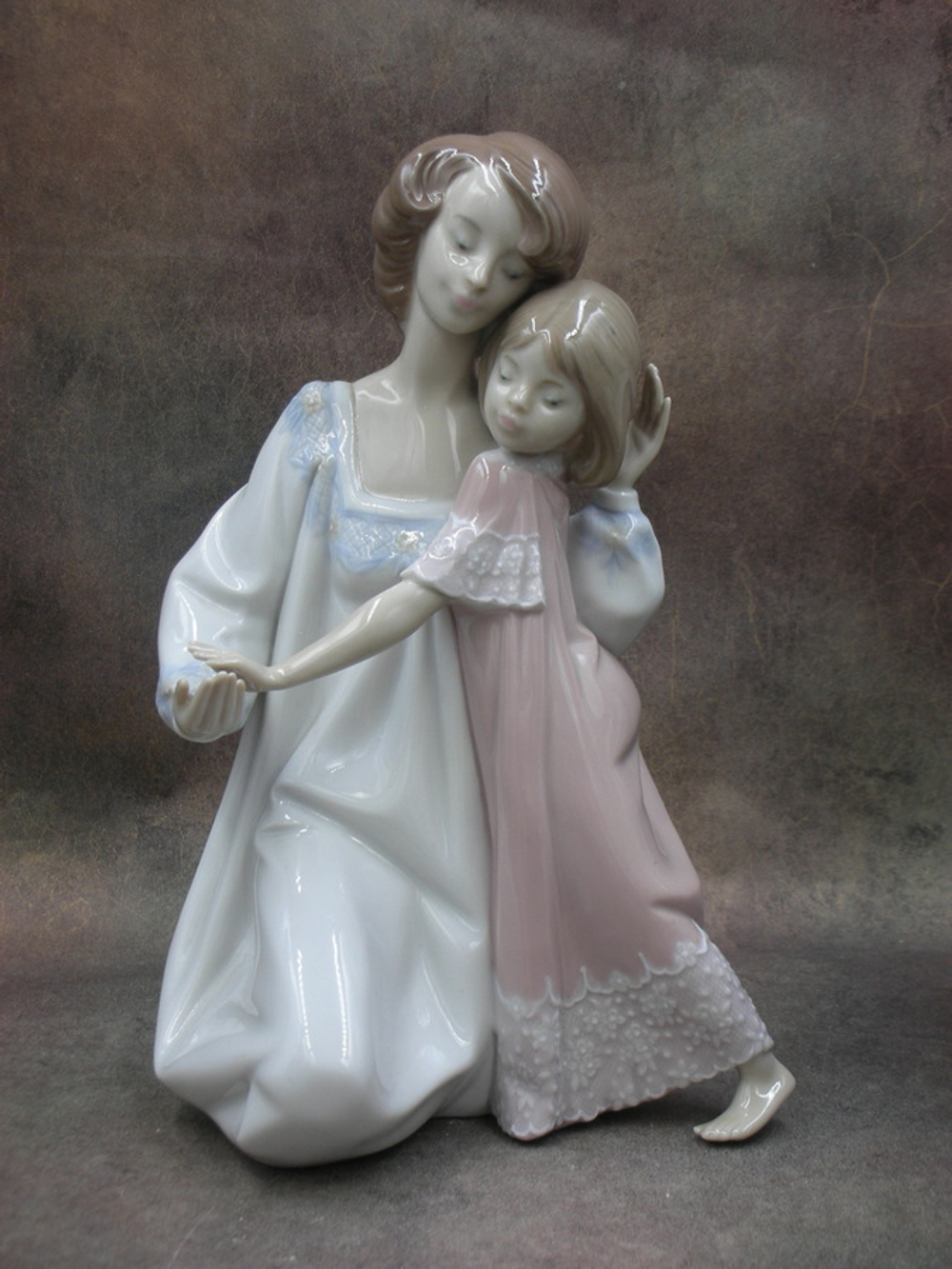 Статуэтка. Фарфор. Спокойной ночи, мама и дочка. Lladro. Испания