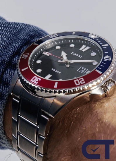Casio MDV-107D-1A3 часы наручные мужские — красно-синий безель, стальной браслет и WR200