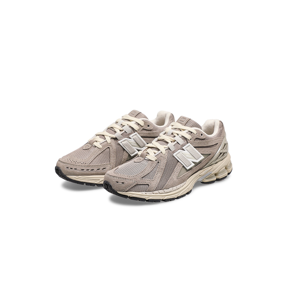 alt="Состаренная подошва и замшевые накладки на New Balance 1906R Beige Cream"