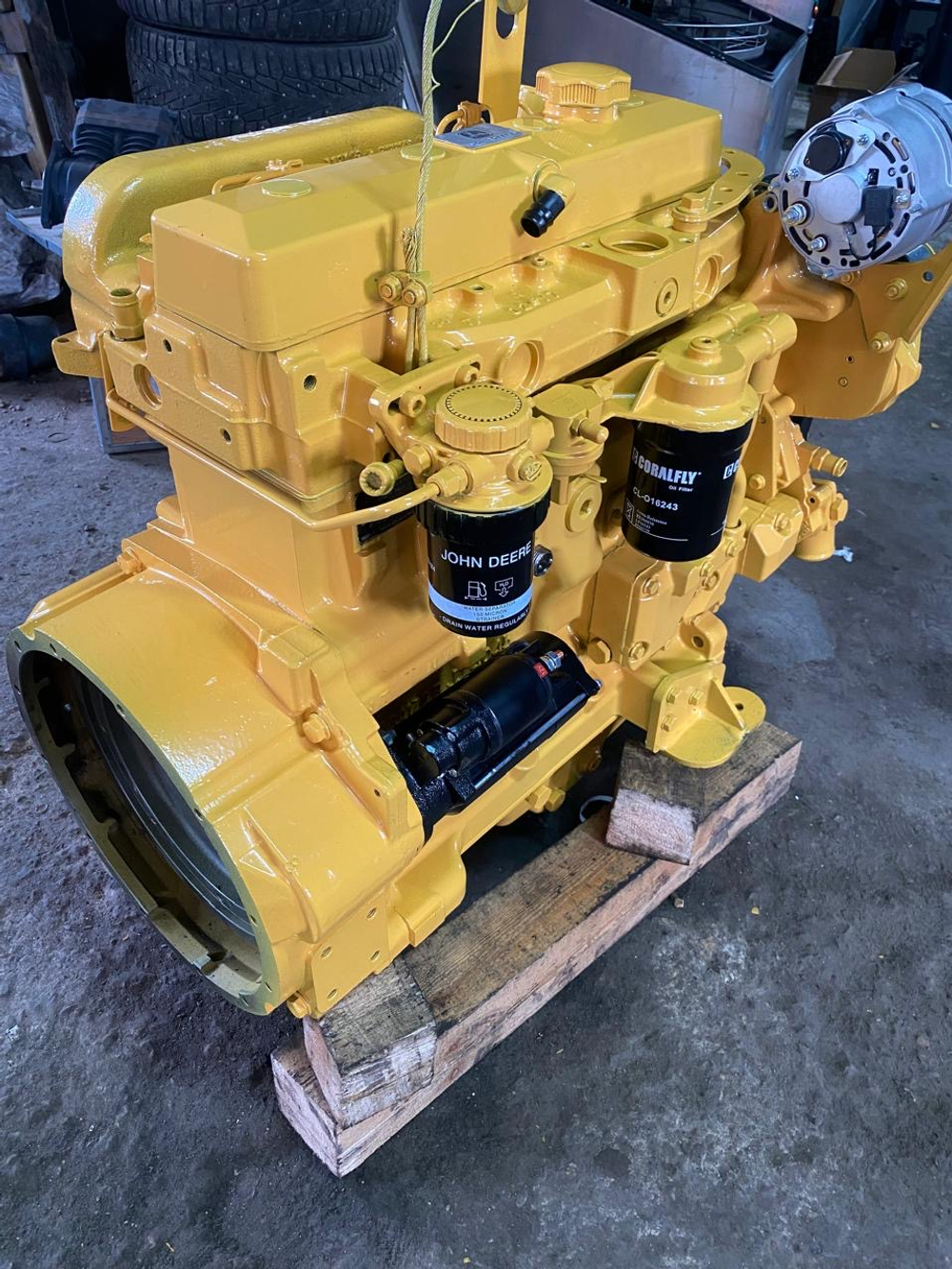 Двигатель John Deere 4045DF270, вид спереди-слева, артикул 4045DF270