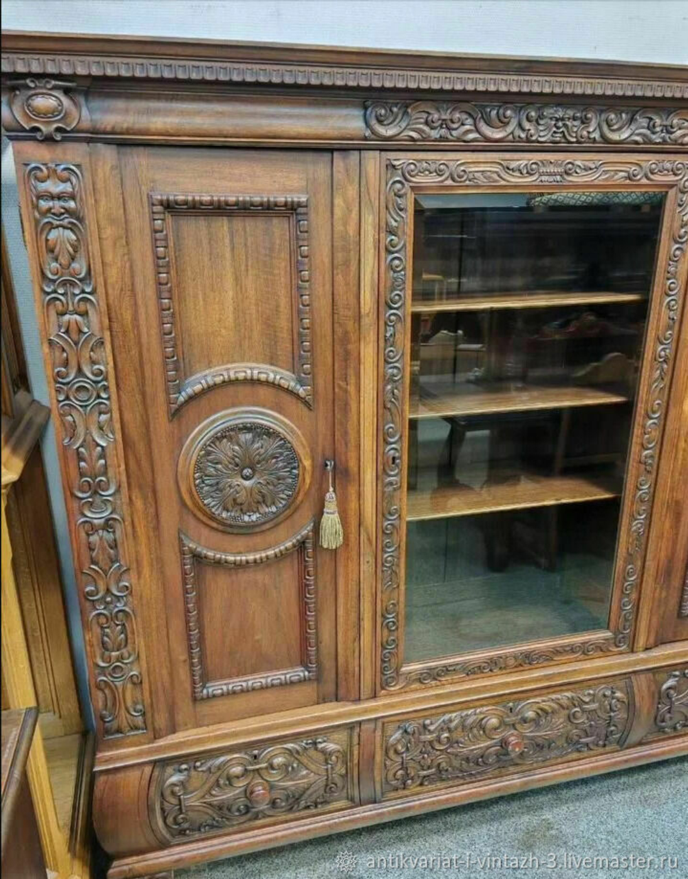 Старинный кабинет. Шкаф, письменный стол и кресло