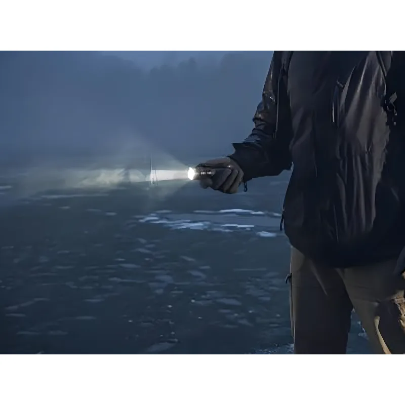 Тактический фонарь Armytek Dobermann Pro Max Magnet USB - использование в руках в темноте