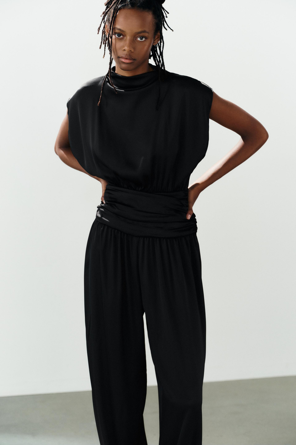 ZARA АТЛАСНЫЙ КОМБИНЕЗОН С ПОЯСОМ-КУШАКОМ, ЧЕРНЫЙ