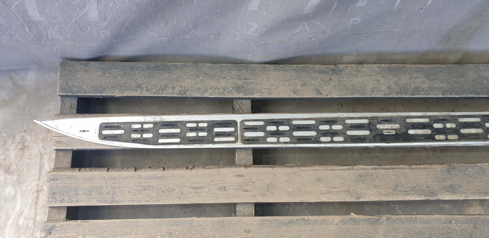 Накладка подножки Mercedes GL (X166)  Б/у Оригинал A1666980748