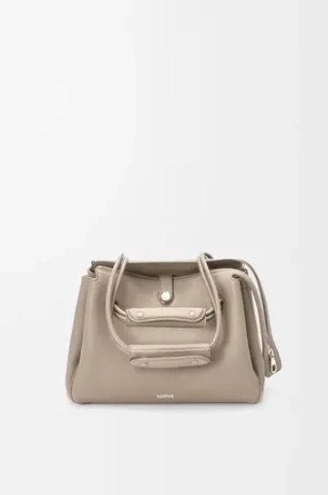 Loewe Сумка Madrid среднего размера из мягкой зернистой телячьей кожи, цвет глины