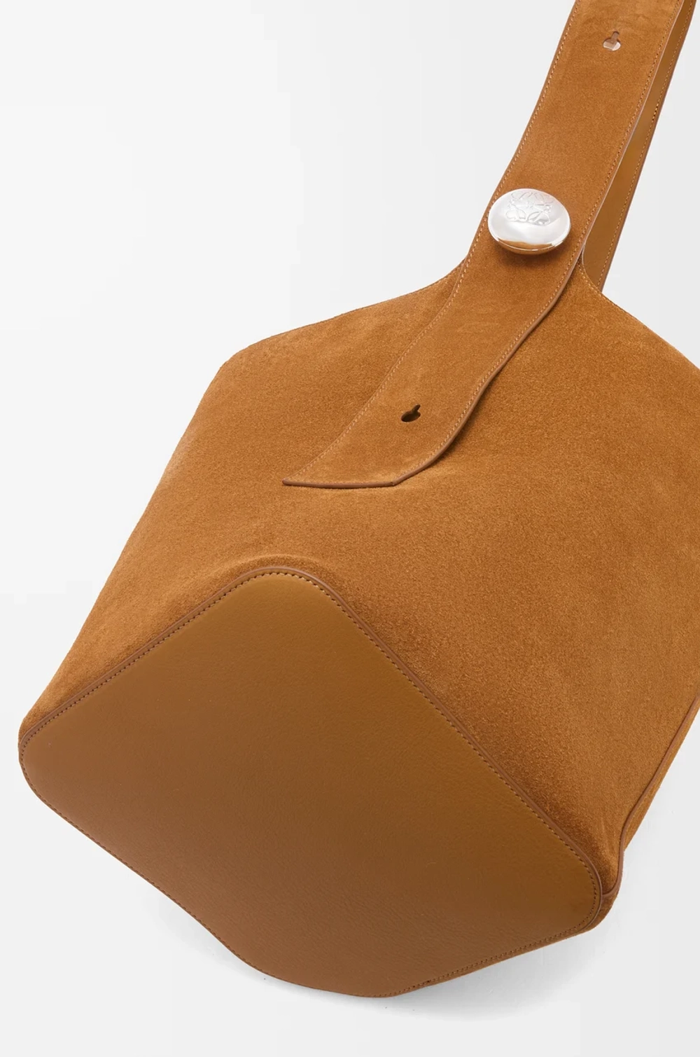 Loewe Большая сумка-ведро Pebble из замши и телячьей кожи, табачный