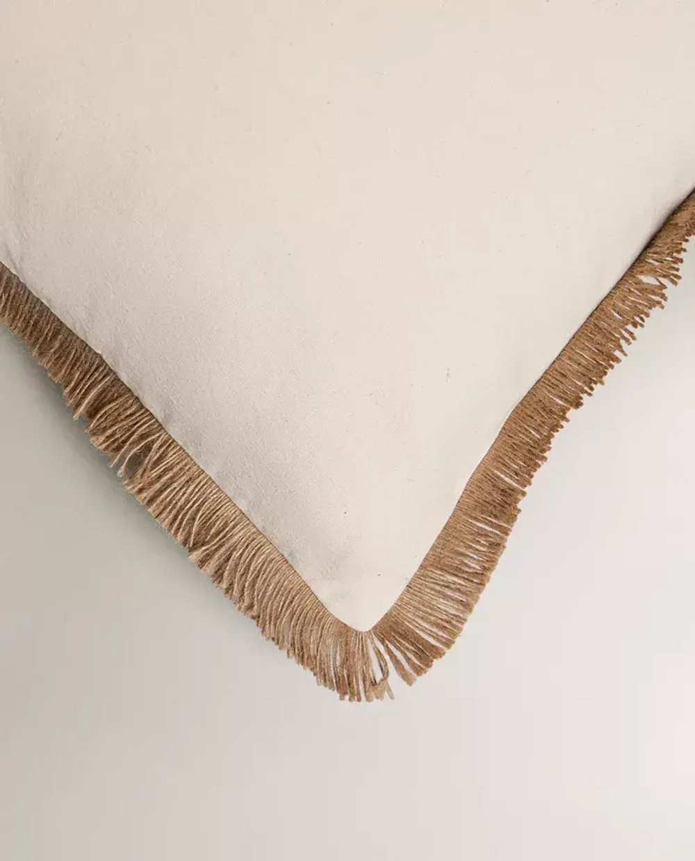 ZARA HOME НАВОЛОЧКА ДЛЯ ДЕКОРАТИВНОЙ ПОДУШКИ С БАХРОМОЙ ИЗ ДЖУТА, СВЕТЛО-БЕЖЕВЫЙ