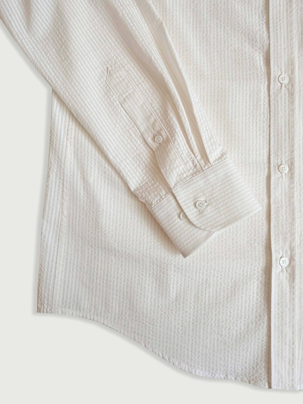 Рубашка button-down (с воротником на пуговицах) из сирсакера в молочную полоску