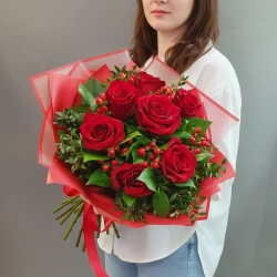 Букет "Лучший вечер" из 7 роз, красный гиперикум, самшит и фисташка.