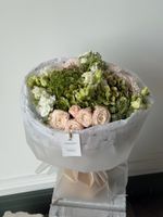 Букет из кустовых пионовивидных роз, гортензии, амми, лизиантуса и хризантемы