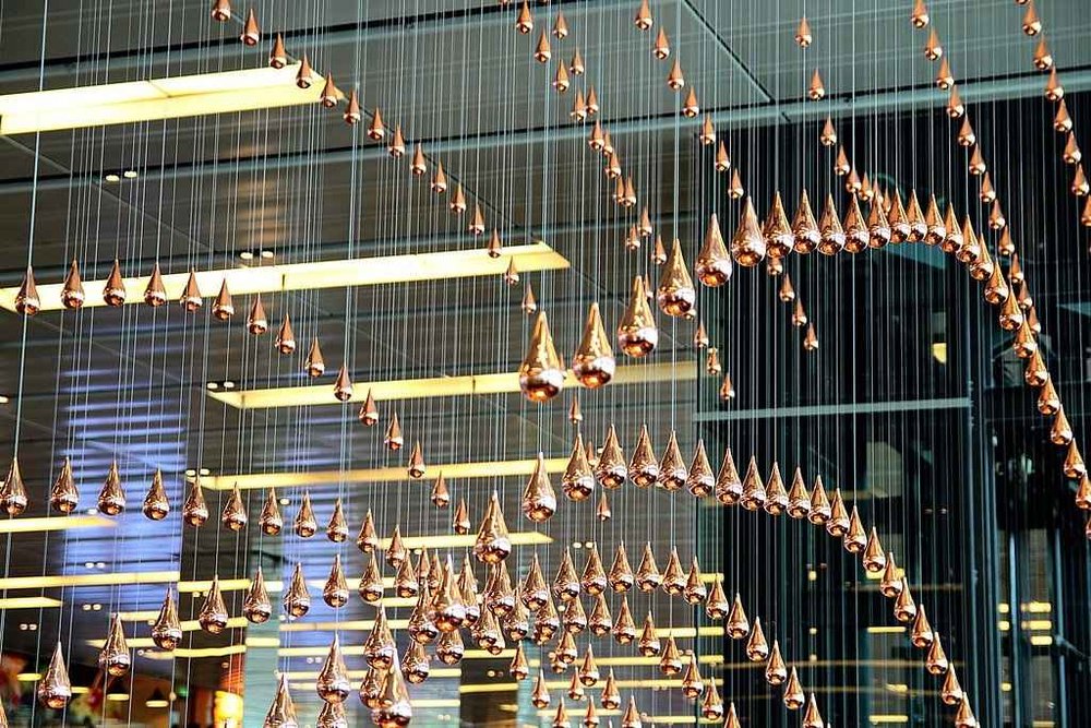Kinetic Drop — кинетическая световая капля 130×250 мм с одной лебёдкой DMX