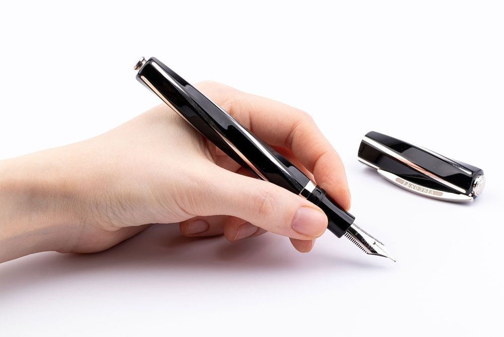 Перьевая ручка Visconti Divina Elegance Black (KP18-05-FPB) 5