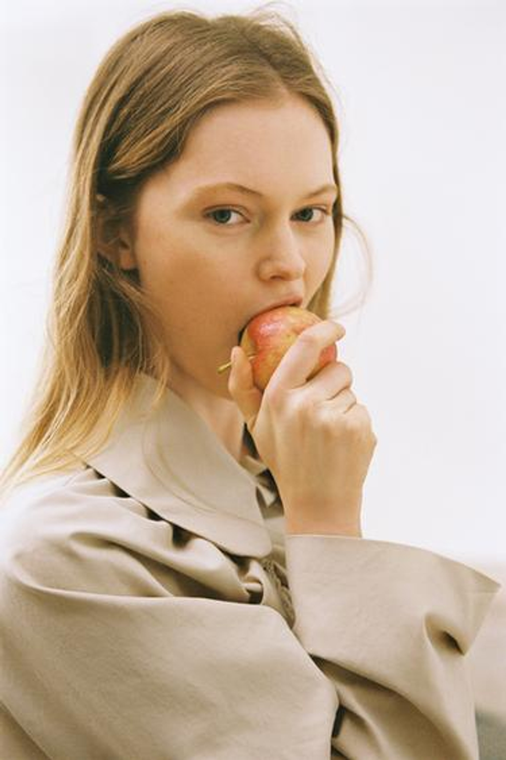 Короткий тренч с застежкой - ZARA
