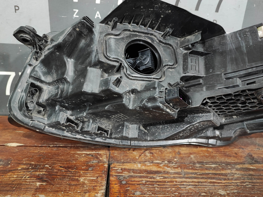 Фара правая LED Volkswagen Touareg 3 Оригинал целая 761941036B