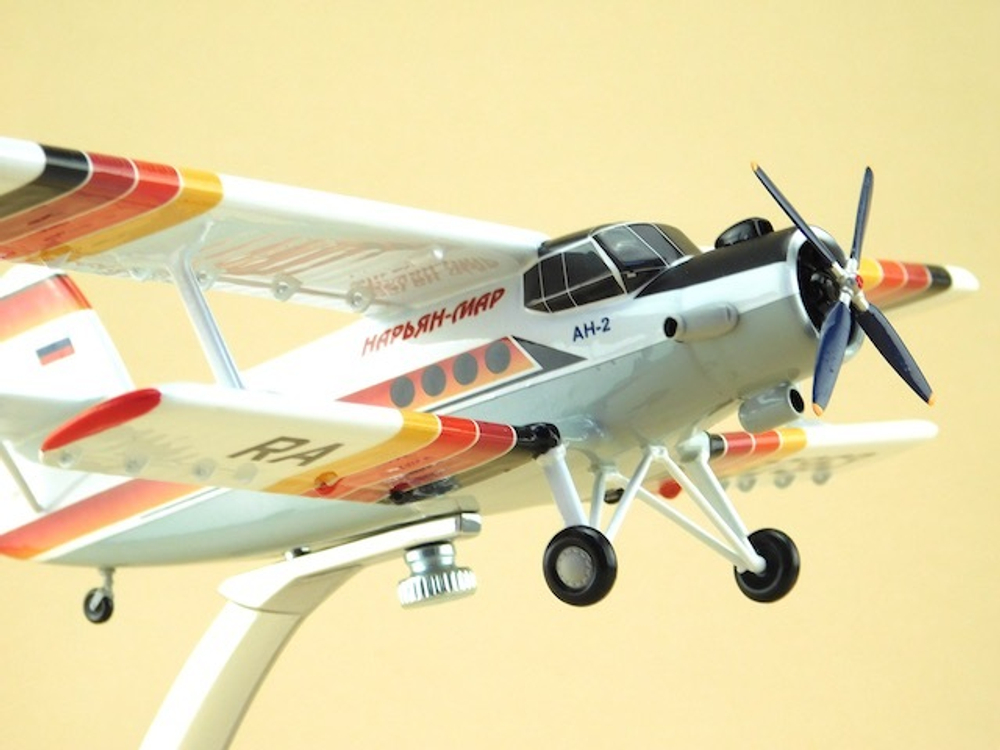 Модель самолета Ан-2 (М1:72, Нарьян-Марский объединенный авиаотряд)