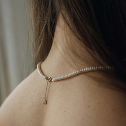 чокер из белого жемчуга с бриллиантовой «луной» на замке