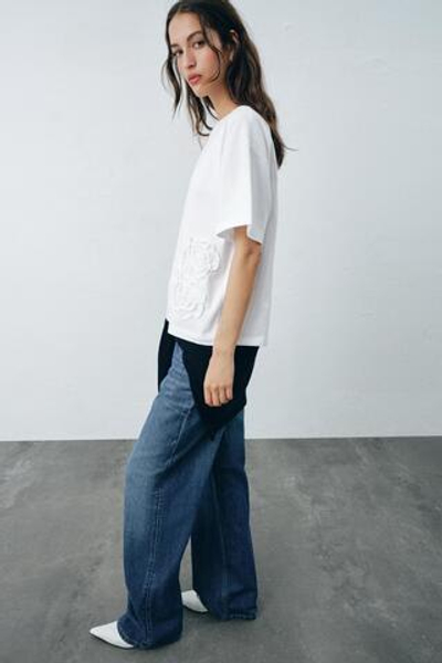 ФУТБОЛКА С ЦВЕТКОМ — ZARA