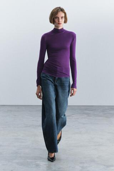 ФУТБОЛКА С ВЫСОКИМ ВОРОТНИКОМ И СБОРКАМИ — ZARA