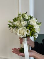 Свадебный букет из фрезии, эвкалипта, одноголовых роз и лизиантуса